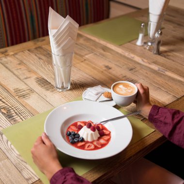 reçel ve Karpuzu yaban mersini, çilek ile süt kremalı puding