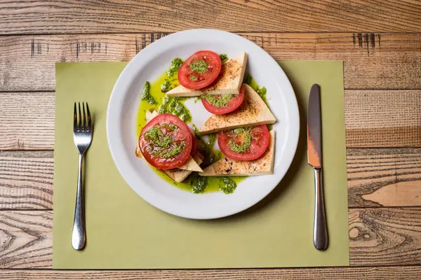 Leckeres vegetarisches Mittagessen Tomatensalat — Stockfoto