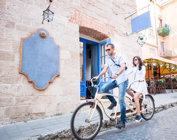Jong (echt) paar op tandem fiets in het straat city — Stockfoto