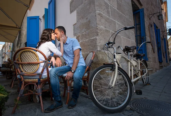 Joli couple assis dans un café sur le trottoir près de leur vélo tandem — Photo