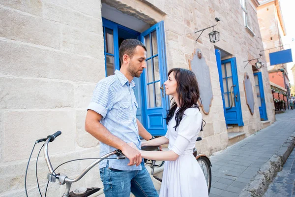 Jeune couple en tandem à vélo à la ville de la rue — Photo