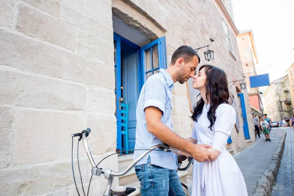 Jeune couple en tandem à vélo à la ville de la rue — Photo