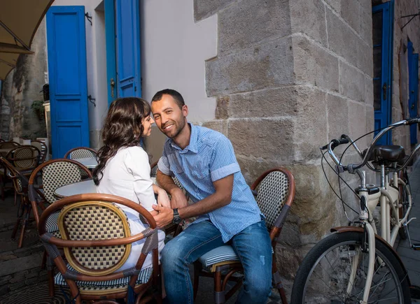 Прекрасна пара сидить у тротуарному кафе біля свого тандемного велосипеда — стокове фото