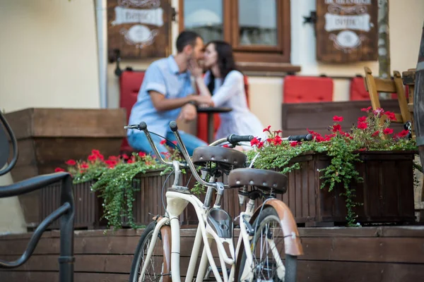 Bicicleta retro tándem cerca de flores rojas — Foto de Stock