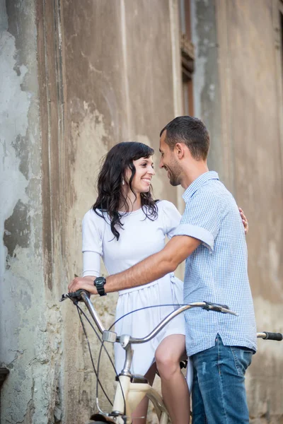 Jeune couple en tandem rétro à la ville de la rue — Photo