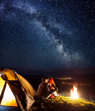 Gece kamp. Sevgi dolu çift backpackers 
