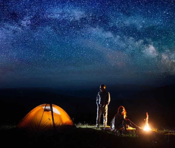 Turistas de par romântico em seu acampamento à noite — Fotografia de Stock