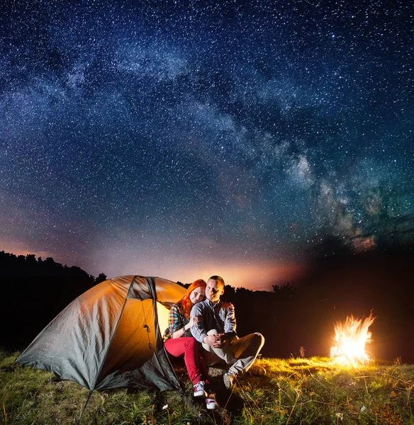 Night camping. Romantic couple — Stock Photo, Image