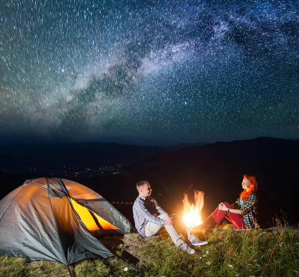 Tenda noturna acampando. feliz casal turistas — Fotografia de Stock