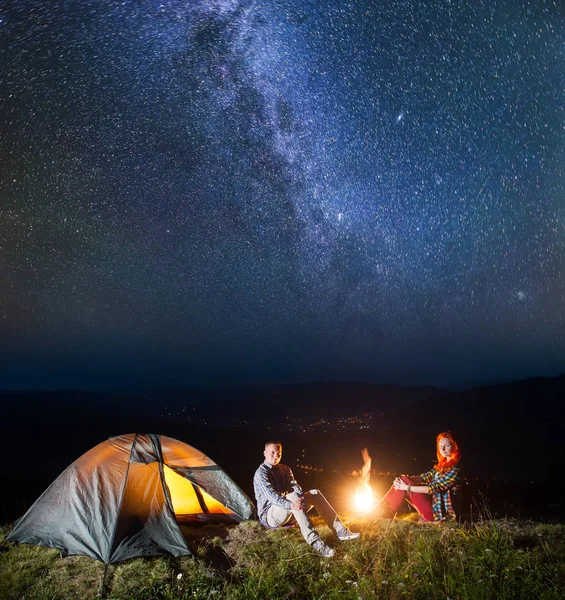 Turist familj - man och kvinna — Stockfoto