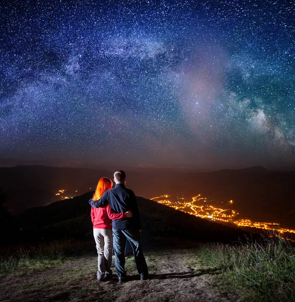 Pareja romántica de la vista posterior — Foto de Stock