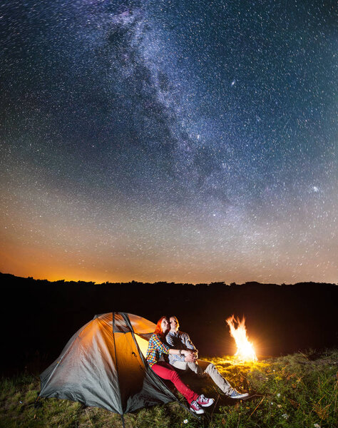 Young pair backpackers 