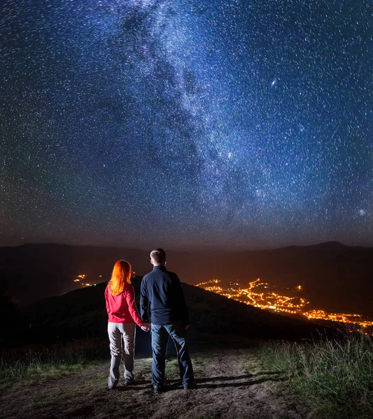 Baksidan på charmiga par — Stockfoto