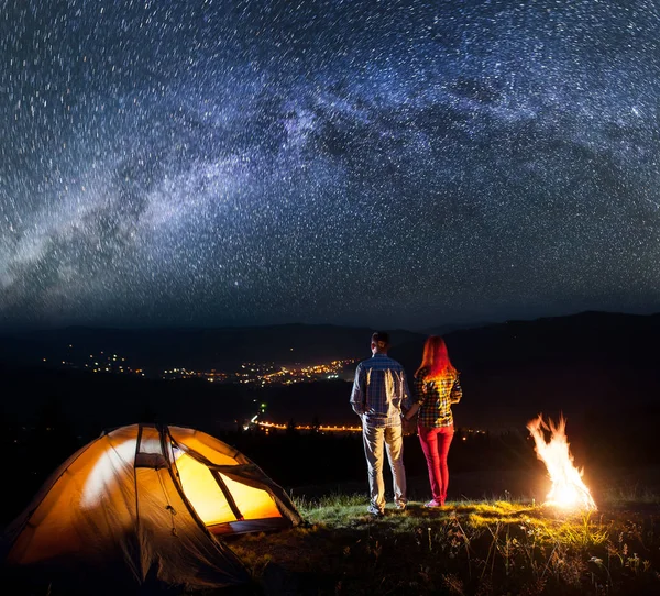 Notte in campeggio. Escursionisti di giovane coppia — Foto Stock