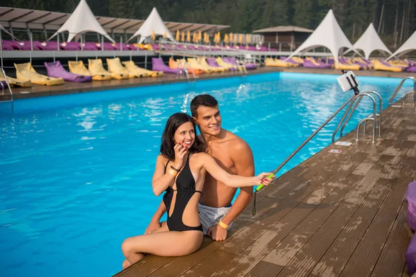 Feliz pareja joven — Foto de Stock