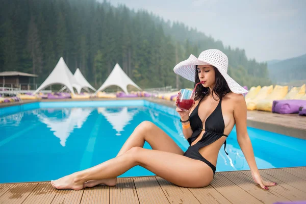 Schöne Frau im Schwimmbad — Stockfoto