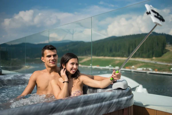 Romantický pár, kteří požívají jacuzzi — Stock fotografie