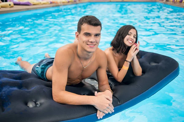 Feliz pareja joven — Foto de Stock