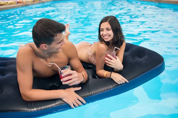 Feliz pareja joven — Foto de Stock