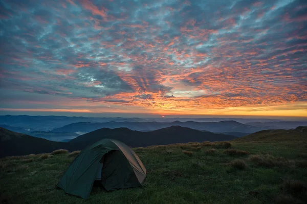 Paisagem matinal nas montanhas com uma tenda — Fotografia de Stock