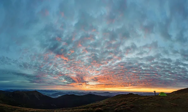 La silueta del hombre tomando la foto del paisaje montañoso — Foto de Stock