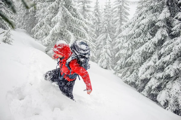 Turista cara preso na neve drifts — Fotografia de Stock