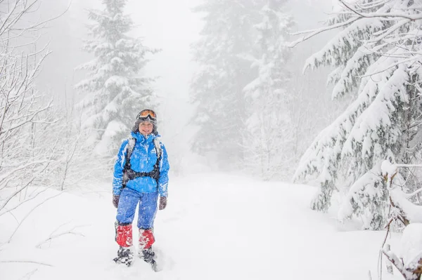 Menina turística caminhadas em uma floresta de inverno — Fotografia de Stock