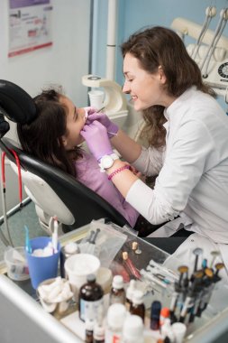 Genç kadın diş hekimi ve kız