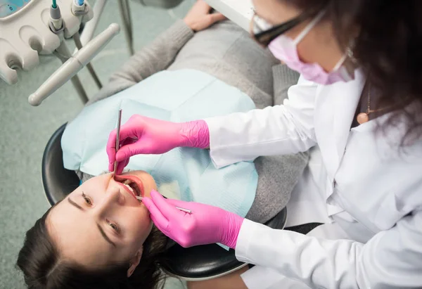 Zahnärztin mit Patientin — Stockfoto