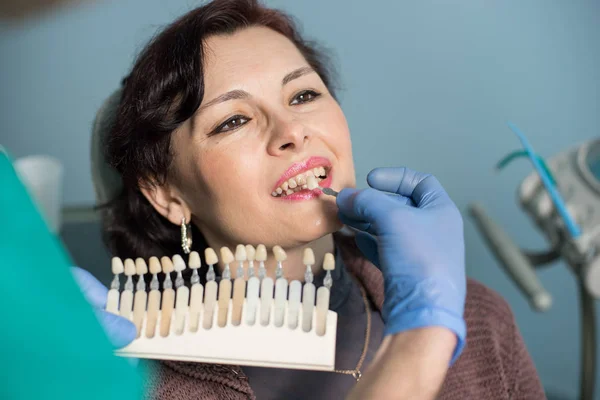 Frau in Zahnarztpraxis. — Stockfoto