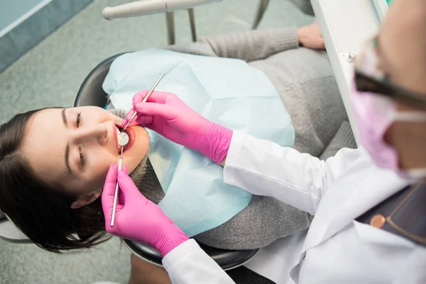 Female dentist with patient — Stock Photo, Image