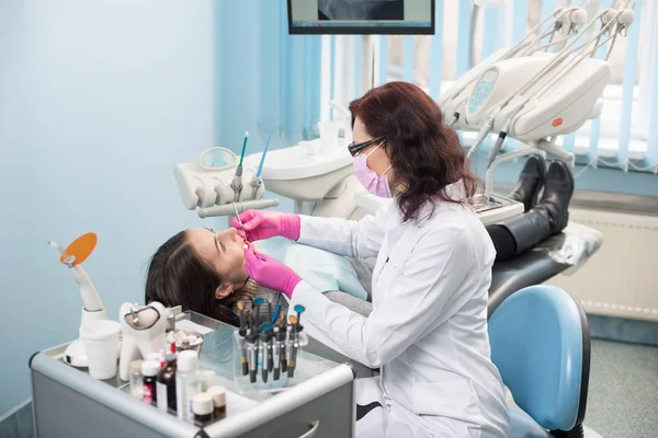 Zahnärztin mit Patientin — Stockfoto