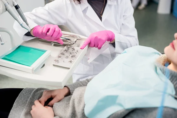 Zahnarzt mit behandschuhten Händen arbeitet mit zahnärztlichen Geräten — Stockfoto