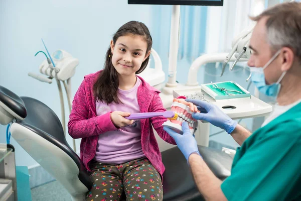 Junges Mädchen in Zahnklinik — Stockfoto