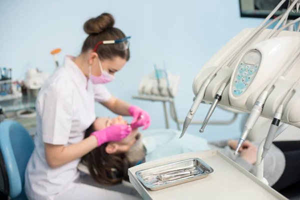 Zahnärztin behandelt Patientenzähne — Stockfoto