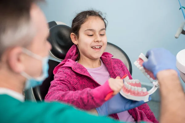 Young girl in dental clinic — Stock Photo, Image