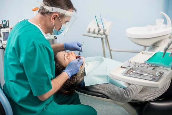 Zahnarzt mit Patient — Stockfoto