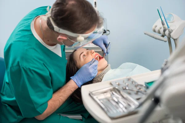 Zahnarzt mit Patient — Stockfoto