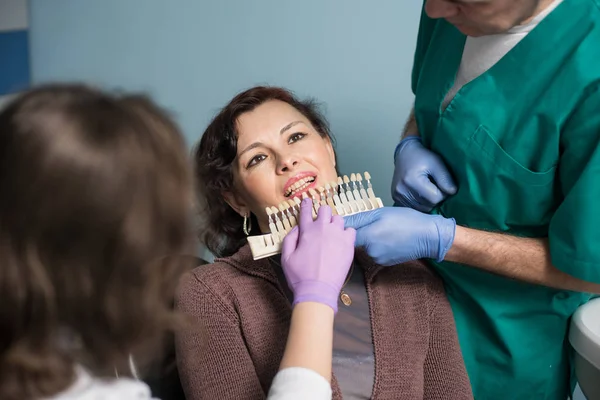 Frau in Zahnarztpraxis. — Stockfoto