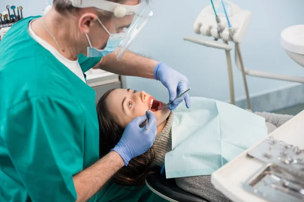 Dentiste masculin avec patient — Photo