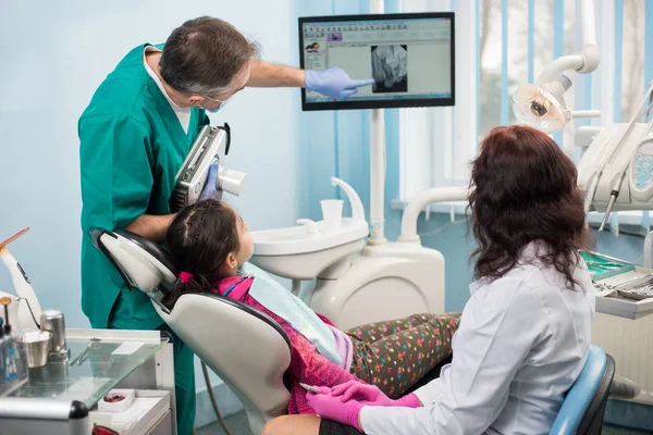 Pediatric övertandläkare med kvinnlig sjuksköterska gör tandvård — Stockfoto
