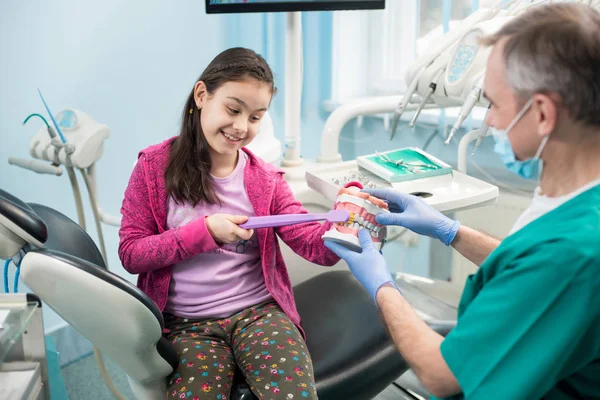 Junges Mädchen in Zahnklinik — Stockfoto
