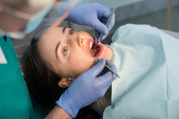 Zahnarzt mit Patient — Stockfoto