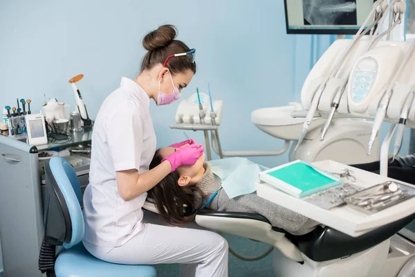 Zahnärztin überprüft Patientenzähne — Stockfoto