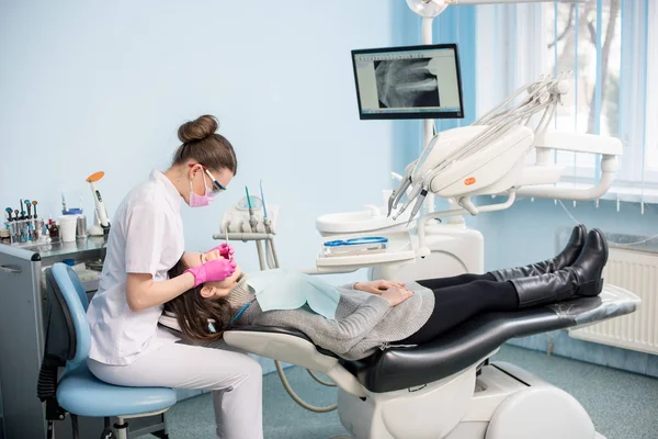 Zahnärztin behandelt Patientenzähne — Stockfoto