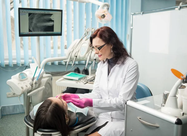 Zahnärztin mit Patientin — Stockfoto