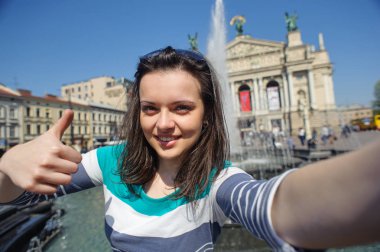 başparmak gösterilmesini otoportre kız