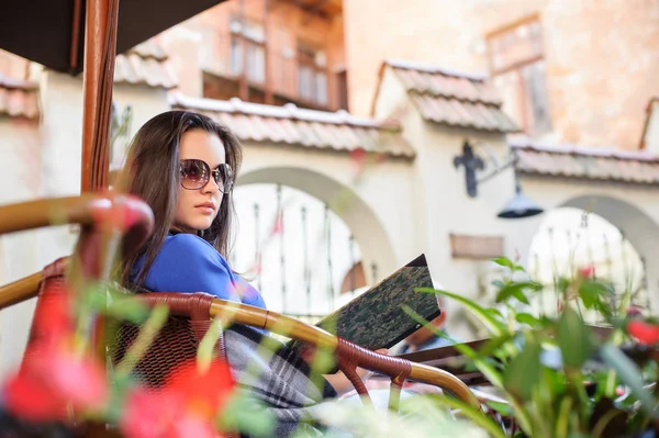 Mujer en el café con una taza de café —  Fotos de Stock