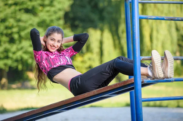 Menina bonita fazendo exercícios de fitness — Fotografia de Stock