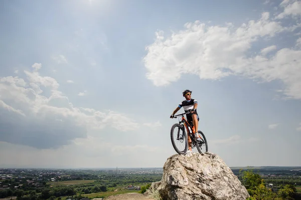 Schöner Radfahrer fährt Fahrrad — Stockfoto